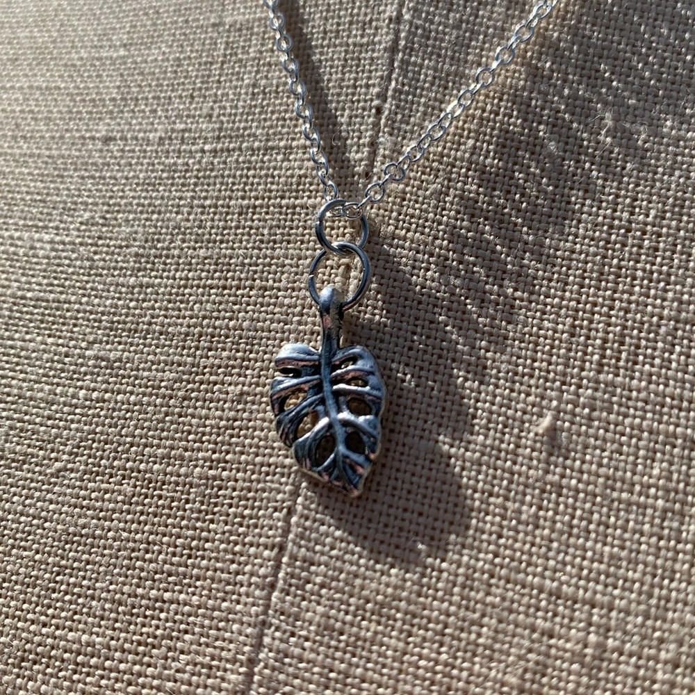 NWT Sterling Silver Plated Chain & Alloy Monstera Plant Leaf Charm Necklace - Picture 2 of 12